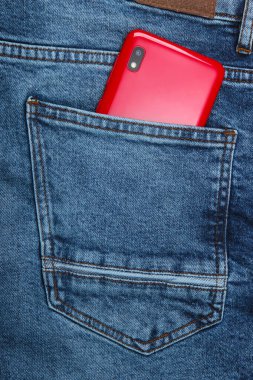 Kırmızı akıllı telefon arka pantolonun cebinde.