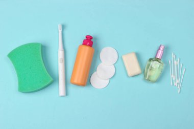 Güzellik, sağlık, kozmetik, mavi arka planda hijyen ürünleri. Düz yatıyordu. Üst görünüm