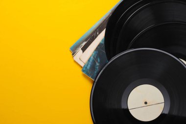 Sarı arka planda izole edilmiş plak albümleri. Uzayı kopyala Üst görünüm