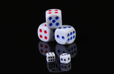 Siyah arka planda yansıması olan bir zar. Servet, kumar bağımlılığı