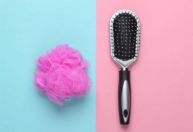 Banyo, pembe arka planda güzellik ürünleri. Saç fırçası ve sünger. Üst Manzara. Düz yatıyordu