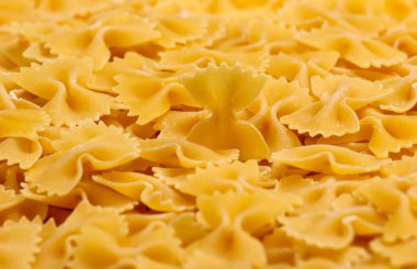 İtalyan makarnası Farfalle. Makarnayı yakın tut.