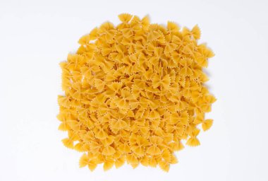 İtalyan makarnası Farfalle. Beyaz arka planda makarna var. Üst görünüm