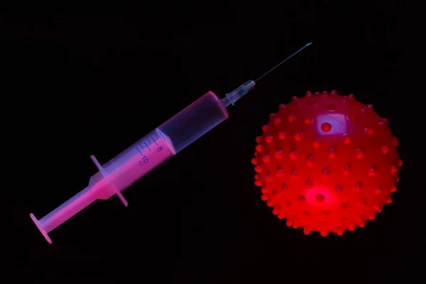 Szczepionka Przeciw Koronawirusowi Szczep Wirusa Strzykawka Czarnym Tle Szczepienie Koncepcja — Zdjęcie stockowe