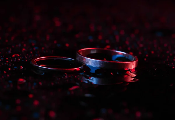 Bagues Mariage Néon Bleu Rouge Sur Fond Sombre Avec Des — Photo