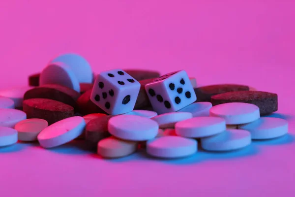 在蓝红色霓虹灯下的老鼠和药丸 游戏成瘾治疗 — 图库照片