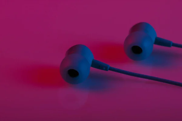 Blaue Vakuum Kopfhörer Rosa Blauem Neonlicht — Stockfoto