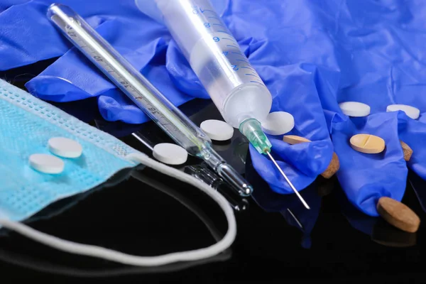 의학은 온도계 장갑과 약으로 의료용 마스크 코비온 세계적 유행병 — 스톡 사진