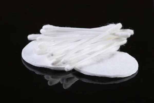 衛生用品だ 耳の綿の芽 黒い背景の綿のパッド — ストック写真