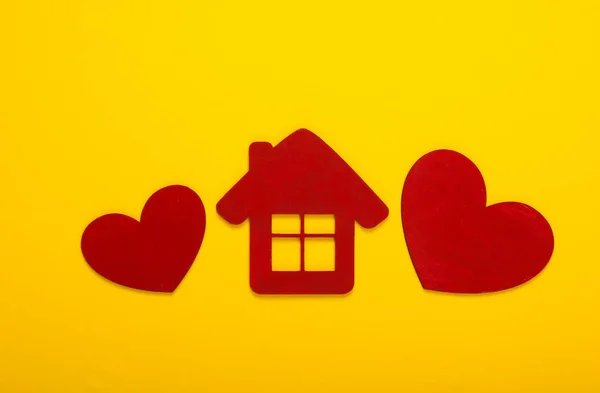 Corazones Rojos Madera Con Una Figura Casa Sobre Fondo Amarillo — Foto de Stock
