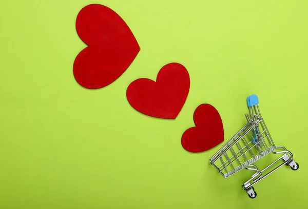 Mini Carrito Supermercado Con Corazones Rojos Sobre Fondo Verde Compras — Foto de Stock