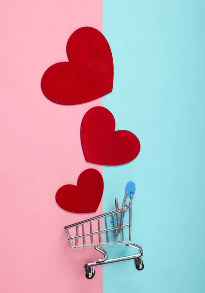 Мини Супермаркет Тележка Красными Сердцами Розово Голубом Фоне Пастели Концепция — стоковое фото