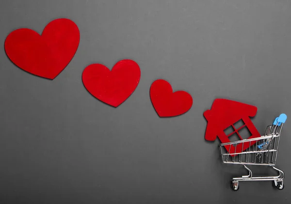 Мини Супермаркет Тележка Красными Сердцами Сером Фоне Концепция Любителей Шоппинга — стоковое фото