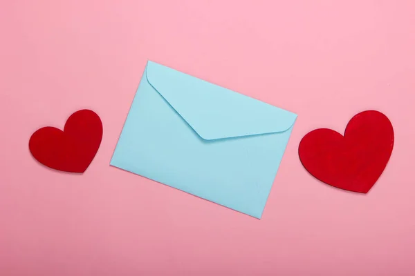 Envelop Met Rode Hartjes Valentijnskaarten Roze Pastelachtergrond Valentijnsdag Bovenaanzicht — Stockfoto