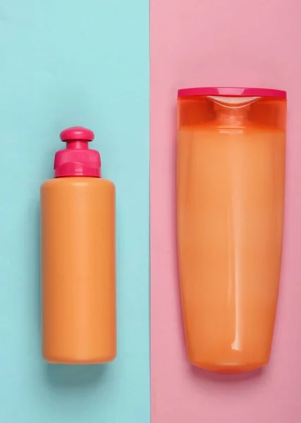 Flessen Shampoo Douchegel Een Roze Blauwe Achtergrond Huid Haarverzorging Hygiëne — Stockfoto