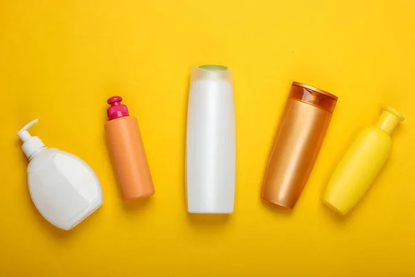 Shampoo Flaschen Auf Gelbem Hintergrund Haarpflege Hygiene Und Kosmetik Schönheit — Stockfoto