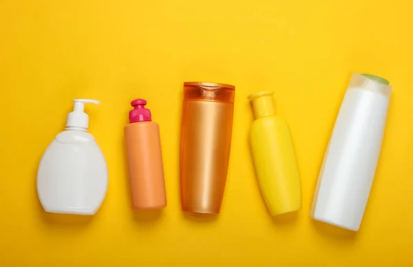 Botellas Champú Sobre Fondo Amarillo Cuidado Del Cabello Higiene Cosméticos — Foto de Stock