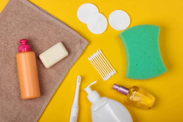 Beleza Cuidados Saúde Cosméticos Produtos Higiene Fundo Amarelo Deitado Vista — Fotografia de Stock