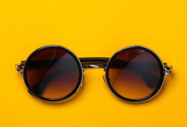 Óculos Sol Redondos Moda Elegantes Fundo Papel Amarelo Vista Superior — Fotografia de Stock