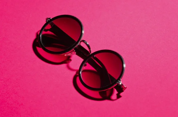 Modische Runde Sonnenbrille Auf Rosa Papierhintergrund Minimalismus — Stockfoto