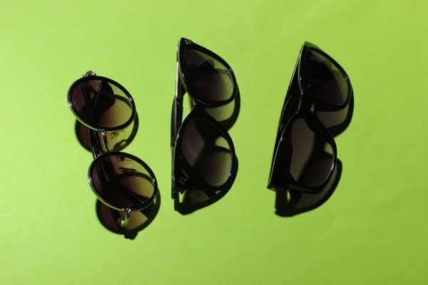 Stylowe Damskie Okulary Przeciwsłoneczne Zielonym Tle — Zdjęcie stockowe
