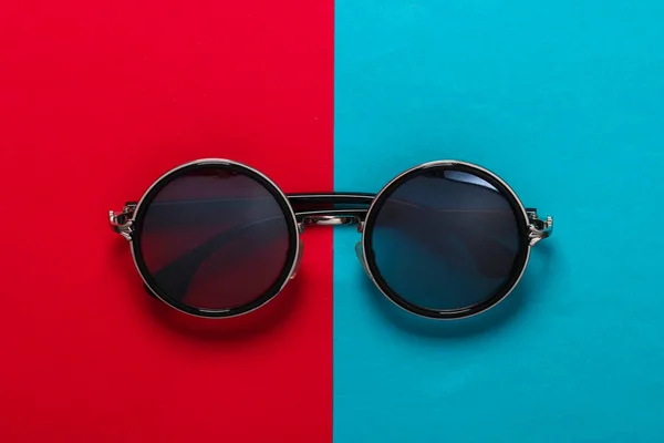 Elegantes Gafas Sol Redondas Moda Sobre Fondo Papel Azul Rojo —  Fotos de Stock