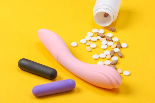 Sex Toys Pilules Sur Fond Jaune Stimulants Sexuels — Photo