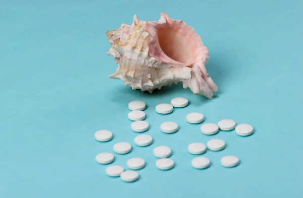 Ásványi Tabletta Kalcium Kagylóval Kék Alapon — Stock Fotó