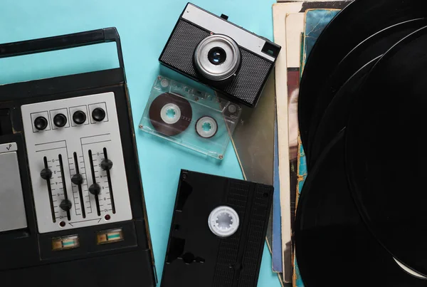 Düz Yatıyordu Retro Medya Kompozisyonu Ses Kayıt Cihazı Vinil Kayıtlar — Stok fotoğraf