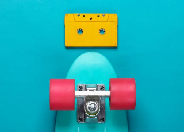 Cruiser Board Retro Audio Cassette Blauwe Achtergrond Jaren Bovenaanzicht Minimalisme — Stockfoto