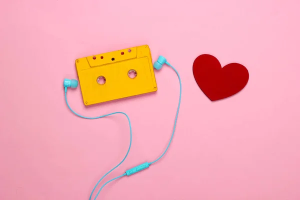 Concept Amateur Musique Cassette Audio Avec Écouteurs Coeur Sur Fond — Photo