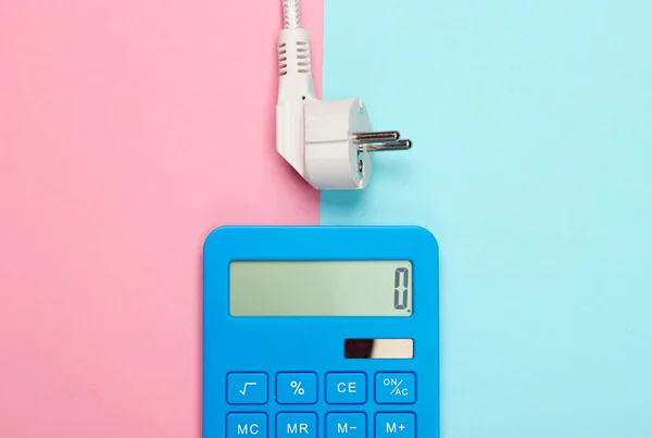 Kalkulačka Napájecí Zástrčkou Růžovém Modrém Pozadí Výpočet Nákladů Spotřebu Energie — Stock fotografie