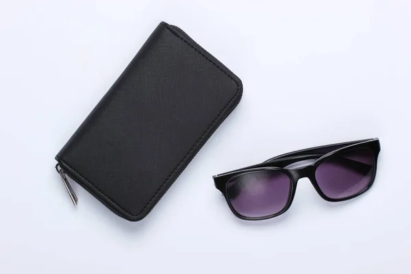 Brieftasche Mit Sonnenbrille Auf Weißem Hintergrund Accessoires Für Frauen Ansicht — Stockfoto