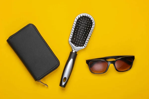 Portemonnee Met Zonnebril Haarborstel Gele Achtergrond Vrouwenaccessoires Bovenaanzicht — Stockfoto