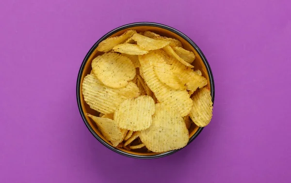 Bowl Ribbed Chips Purple Background Top View — Stock Photo, Image