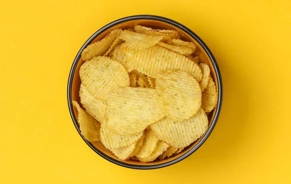 Tigela Com Batatas Fritas Com Nervuras Fundo Amarelo Vista Superior — Fotografia de Stock