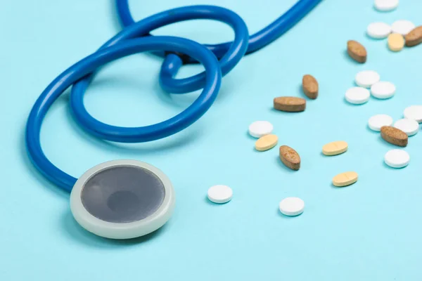 Flacon Avec Différentes Pilules Stéthoscope Sur Fond Bleu Médical Cardiologique — Photo