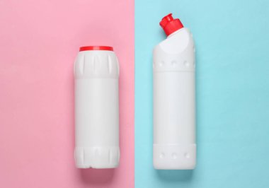 Mavi-pembe pastel arka planda bir şişe temizlik ürünü. Üst Manzara. Temizlik konsepti. Minimalizm