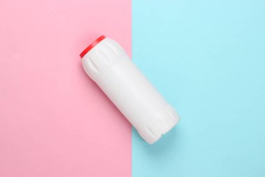 Mavi-pembe pastel arka planda bir şişe temizlik ürünü. Üst Manzara. Temizlik konsepti. Minimalizm