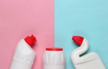 Mavi pastel arka planda bir şişe temizlik ürünü. Üst Manzara. Temizlik konsepti. Minimalizm. Boşluğu kopyala