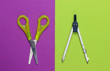 Kırtasiye (okul) makası, yeşil mor arkaplanda pusula. Okul malzemeleri. Üst Manzara. Minimalizm