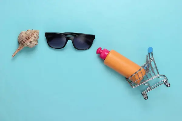 Mini Carrinho Supermercado Com Garrafa Protetor Solar Com Óculos Sol — Fotografia de Stock