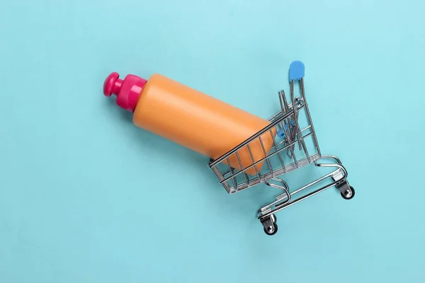Carrello Mini Supermercato Con Bottiglia Shampoo Sfondo Blu Vista Dall — Foto Stock