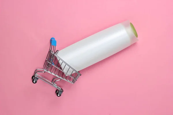Mini Carrinho Supermercado Com Frasco Shampoo Fundo Pastel Rosa Cuidado — Fotografia de Stock
