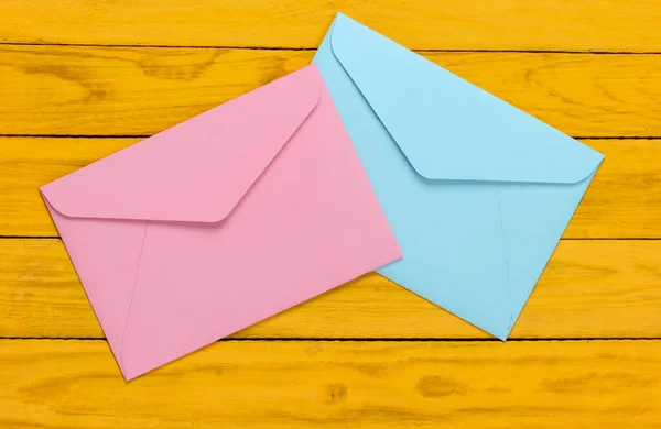 Envelope Rosa Azul Sobre Fundo Madeira Amarelo Vista Superior — Fotografia de Stock