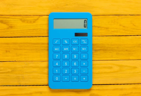 Calculadora Azul Fundo Madeira Amarelo Vista Superior — Fotografia de Stock