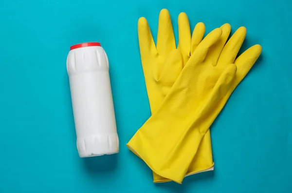 Fles Schoonmaakmiddel Handschoenen Blauwe Ondergrond Bovenaanzicht Schoonmaakconcept Minimalisme — Stockfoto
