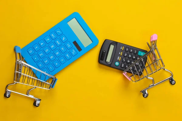 Dois Mini Carrinhos Supermercado Com Calculadoras Fundo Amarelo Conceito Compras — Fotografia de Stock
