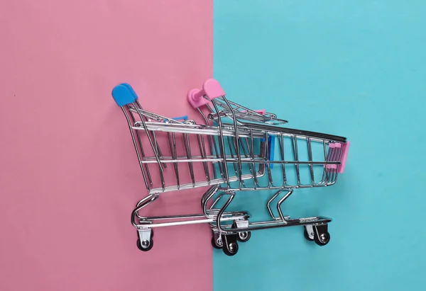 Zwei Mini Supermarkt Einkaufswagen Auf Blaurosa Pastellhintergrund Einkaufskonzept Ansicht Von — Stockfoto