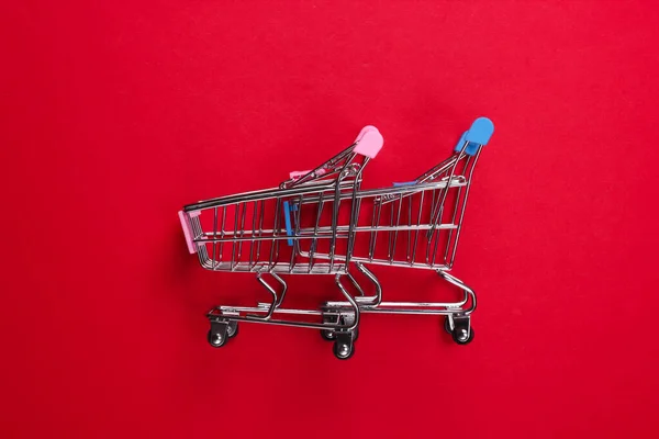 Twee Mini Supermarkt Trolleys Rode Achtergrond Winkelconcept Bovenaanzicht Minimalisme — Stockfoto